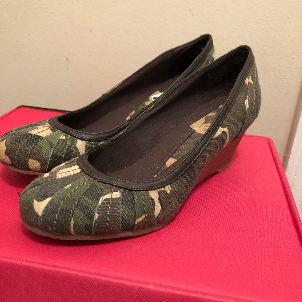 Camo wedge